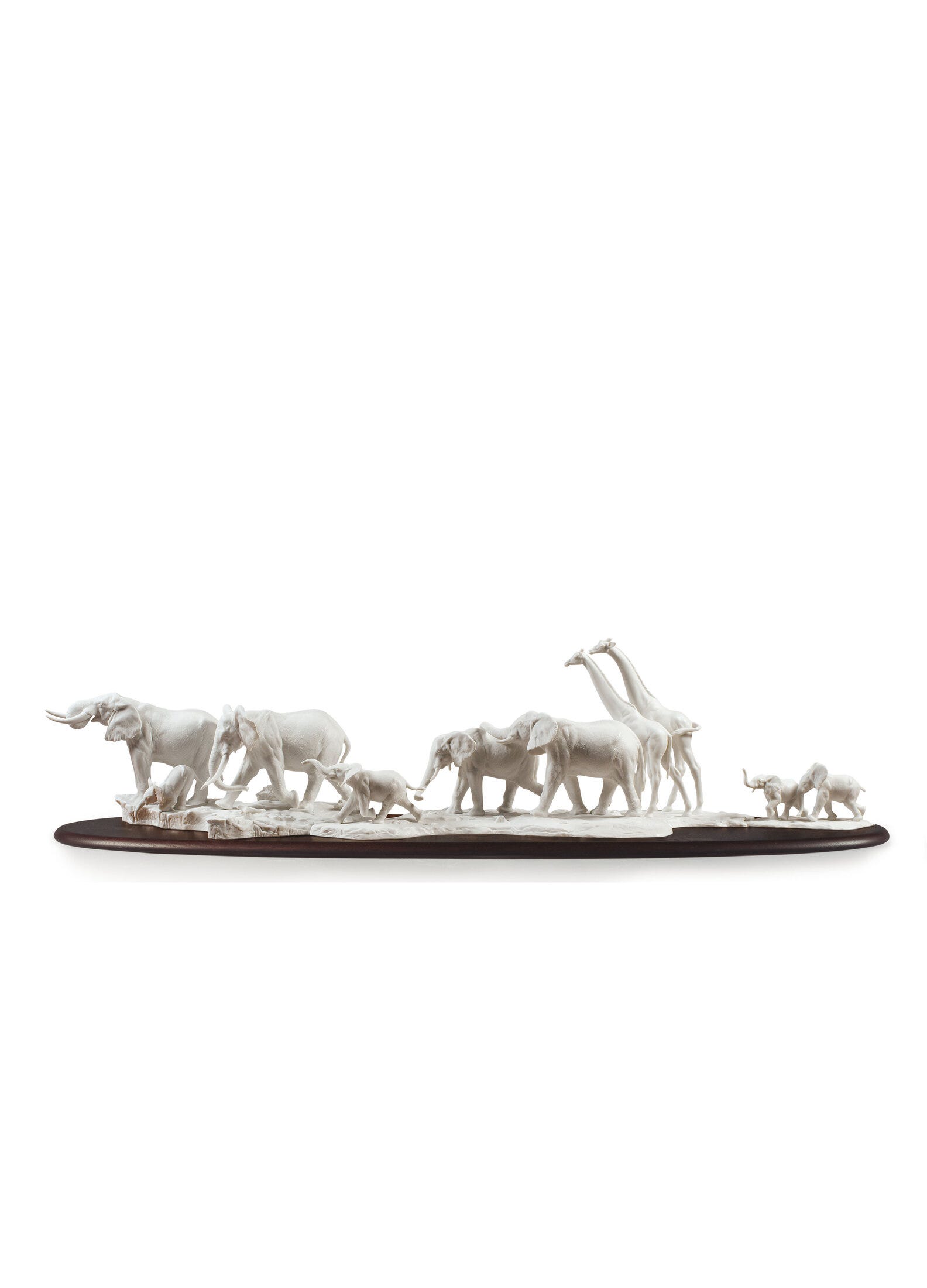 Scultura di animali selvatici della savana africana. Bianco