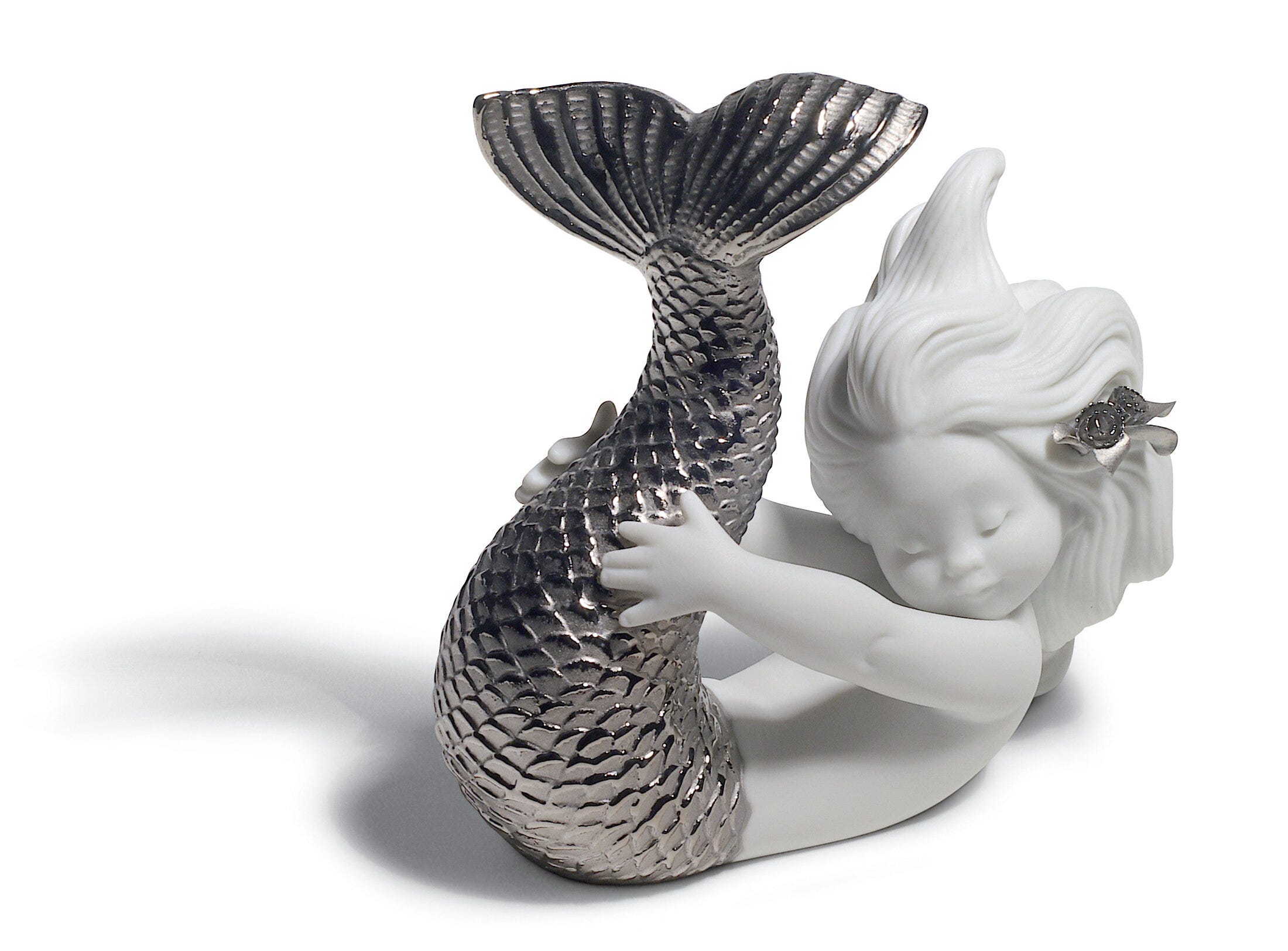 Figurina Sirena che gioca in mare. Lustro d'argento
