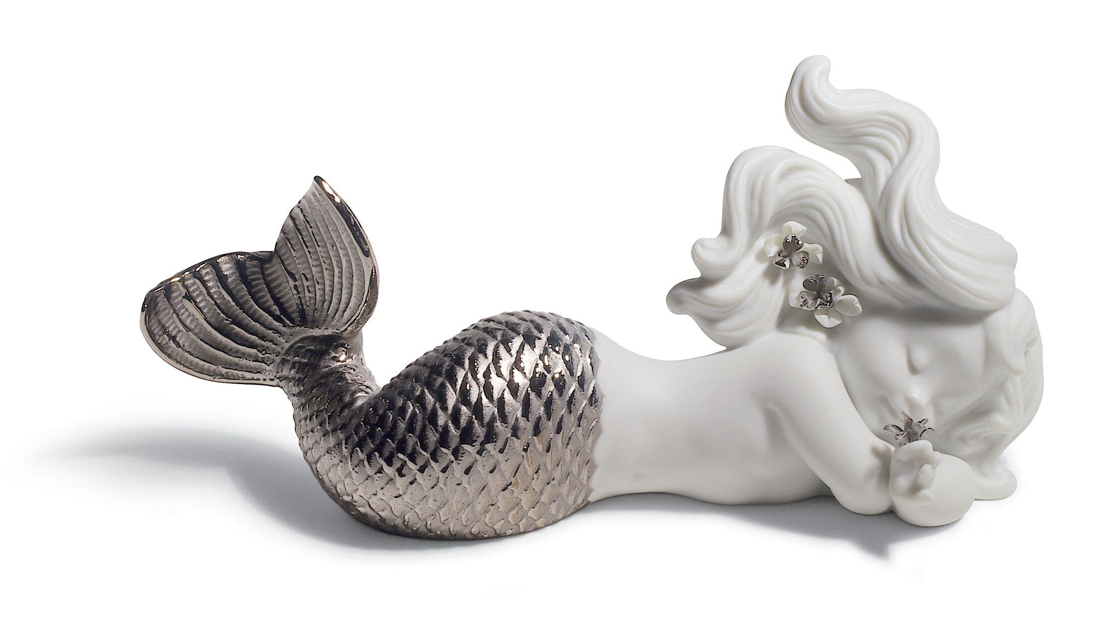 Sognando ad occhi aperti la statuetta della sirena del mare. Lustro d'argento
