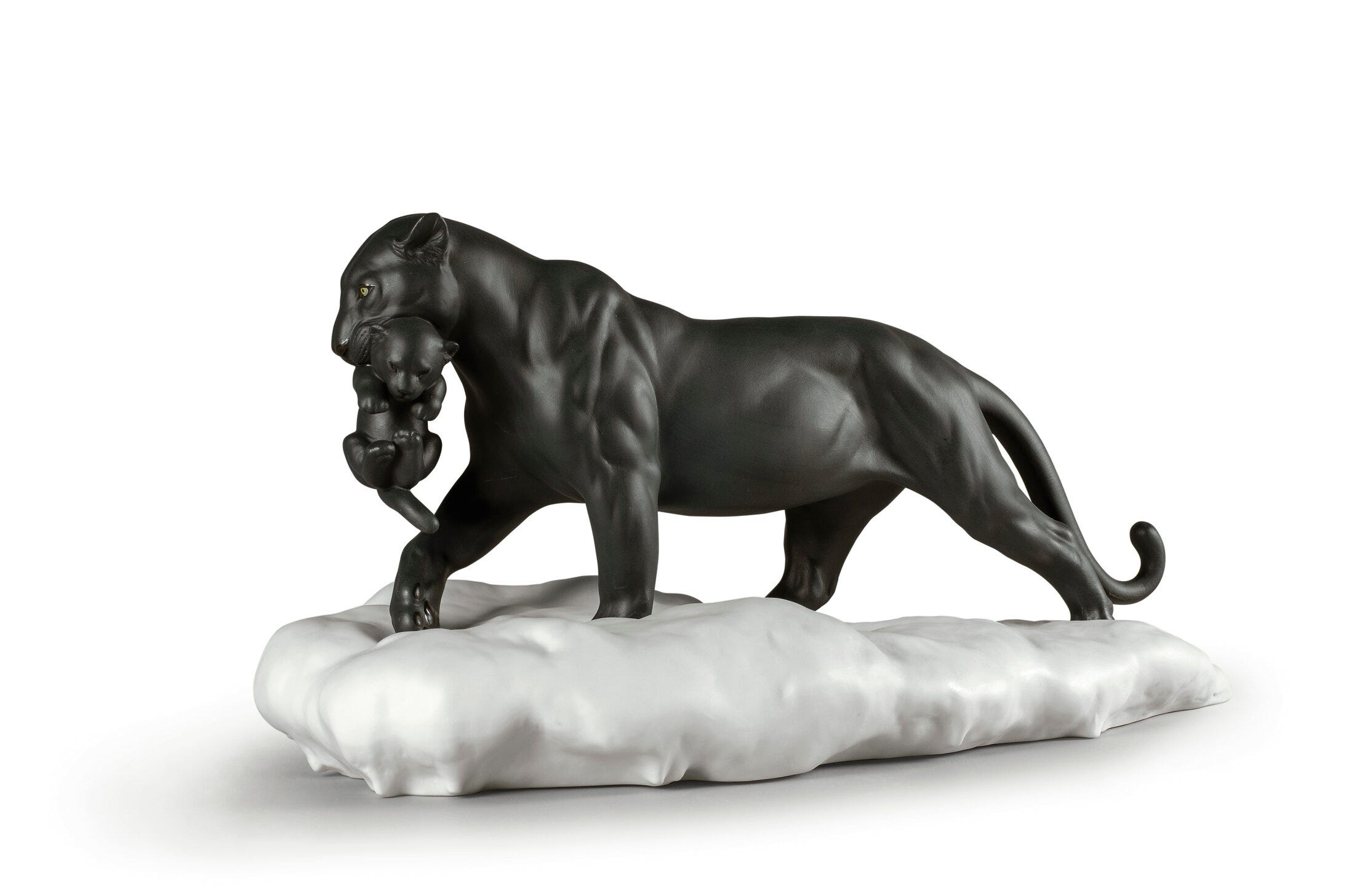 La pantera nera con la statuetta del cucciolo