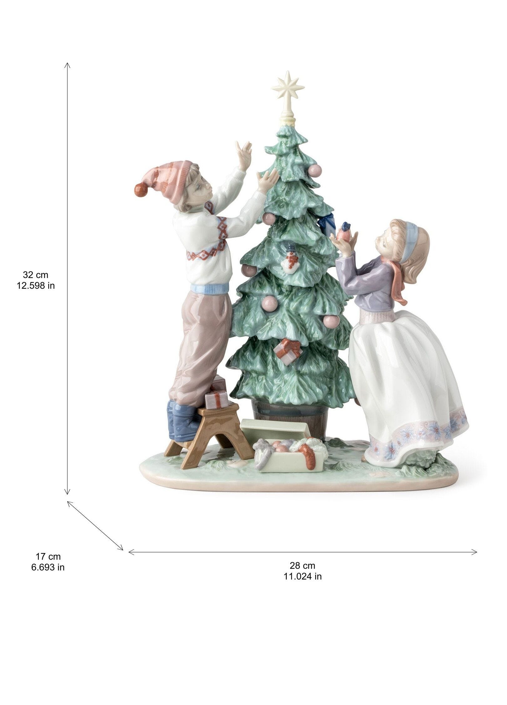 Small porcelain Christmas tree 'Trimming the Tree' | リヤドロ公式