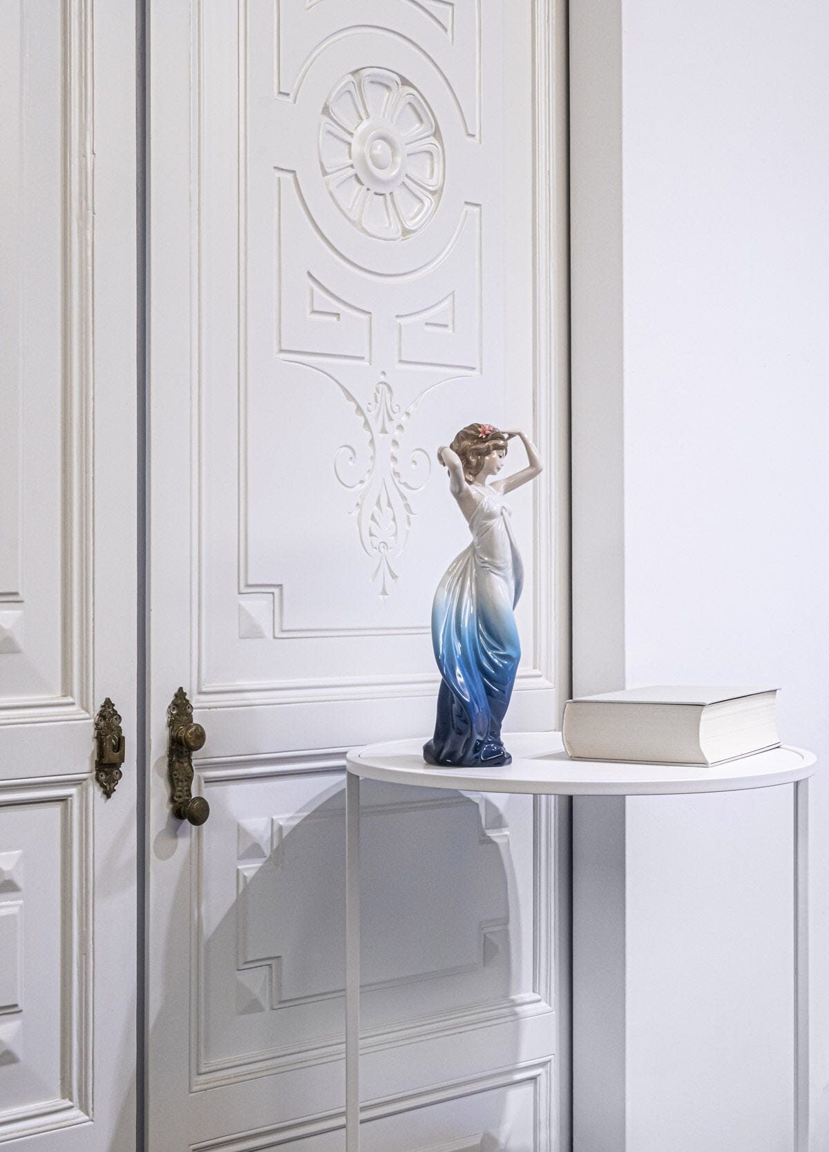 LLADRO 5678 I FEEL PRETTY 1990 w/ box Girl holding Mirror