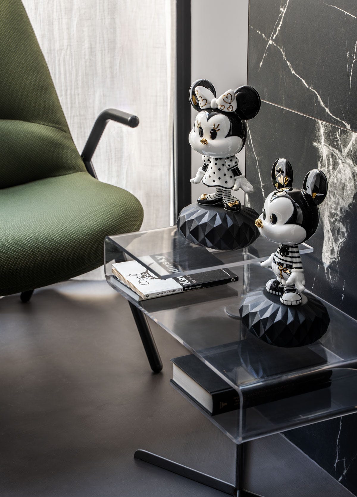 ミッキー　LLADRO Mickey in black and white Sculpture | Lladró® USA