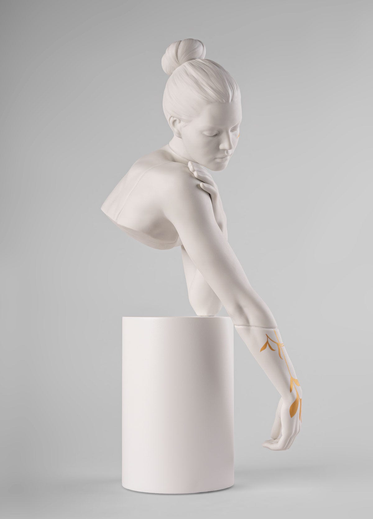 Reflections of Nature - Her Sculpture. White-gold | リヤドロ公式