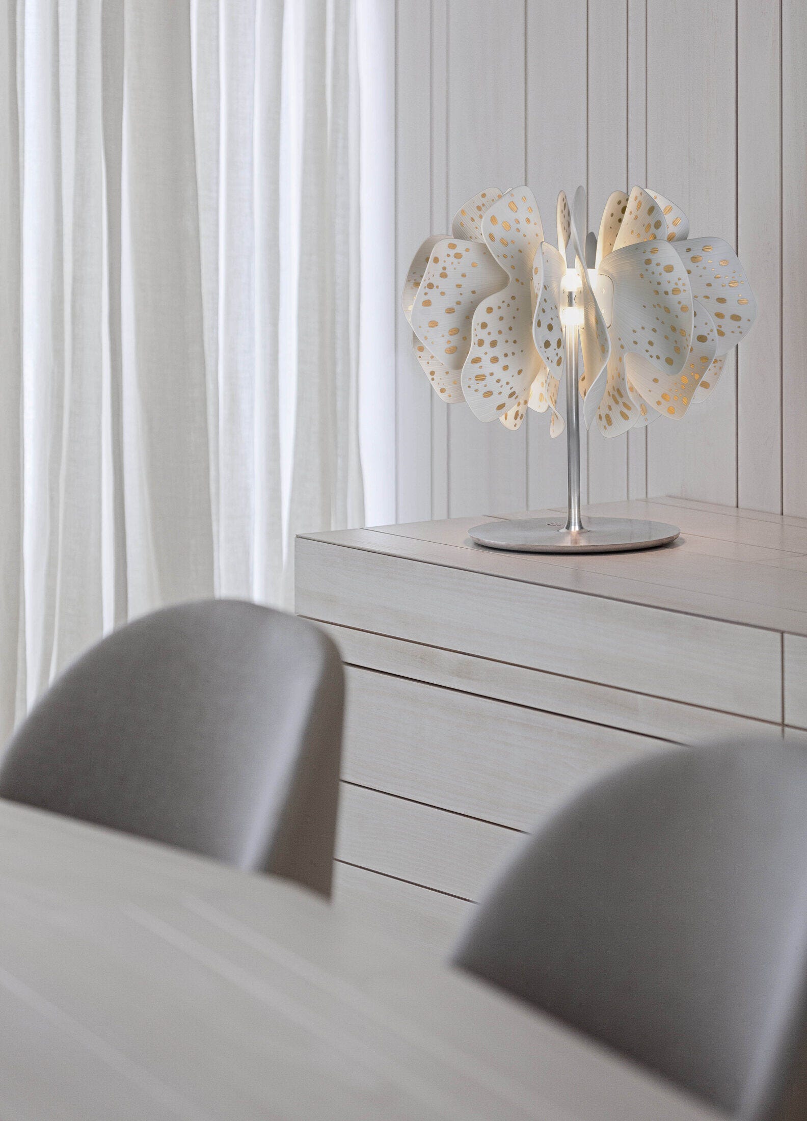 Nightbloom Table Lamp. White & gold. (CE) | Lladró® Singapore