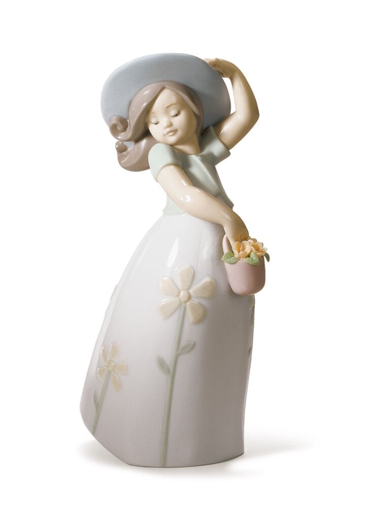 Little Daisy Girl Figurine in Lladró