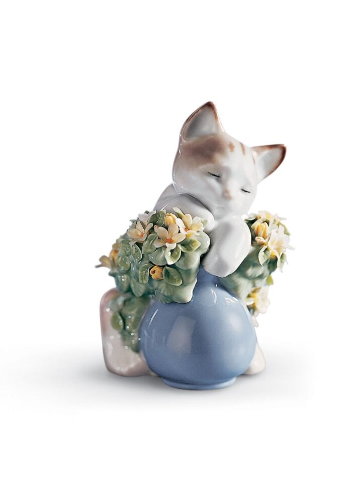 Dreamy Kitten Cat Figurine in Lladró