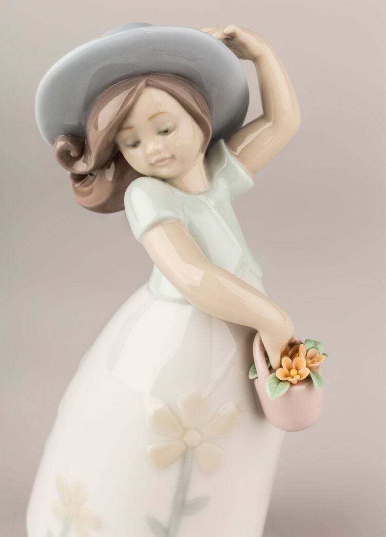 Little Daisy Girl Figurine in Lladró