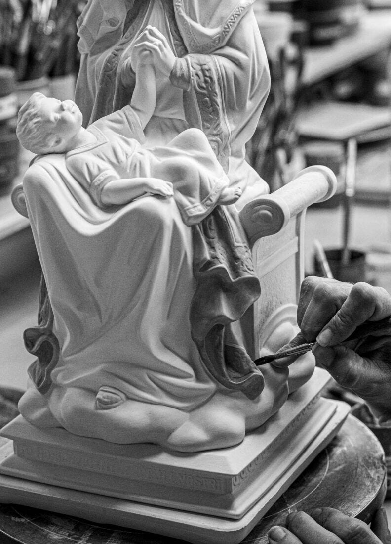 Figura La Virgen de la Divina Providencia en Lladró
