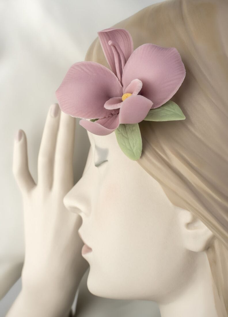 A True Friend Woman Figurine. Limited Edition - Lladro-USA A True Friend Woman Figurine. Limited Edition - Lladro-USA