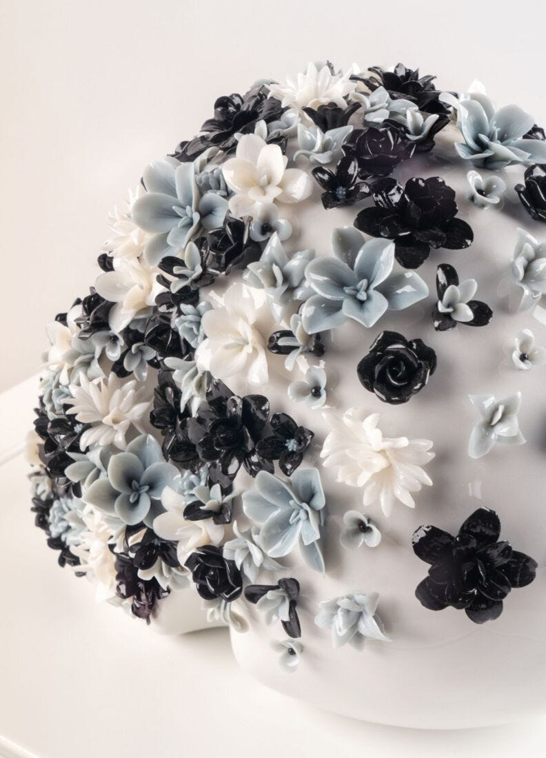 Escultura Life is flower. Blanco y negro. Serie limitada en Lladró