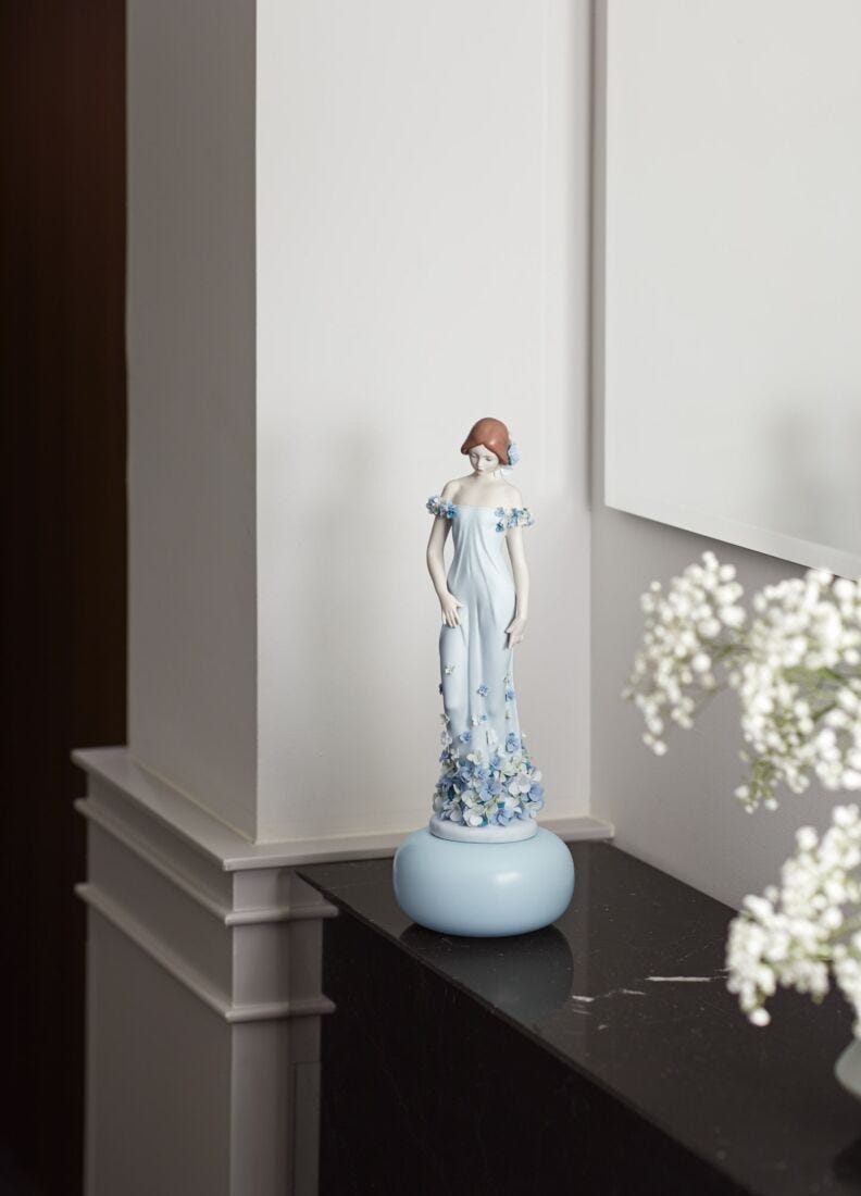 Haute Allure Refined Elegance Woman Figurine. Limited Edition in Lladró