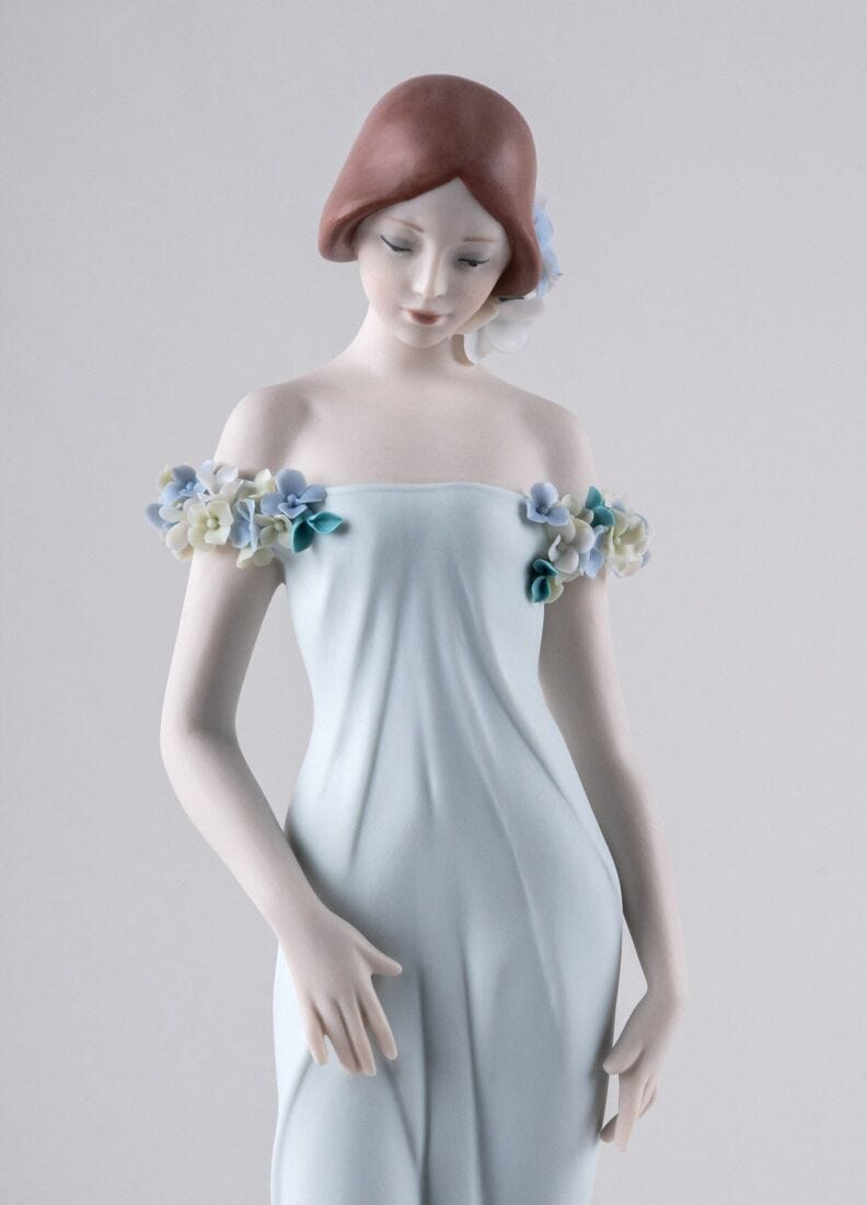 Haute Allure Refined Elegance Woman Figurine. Limited Edition in Lladró