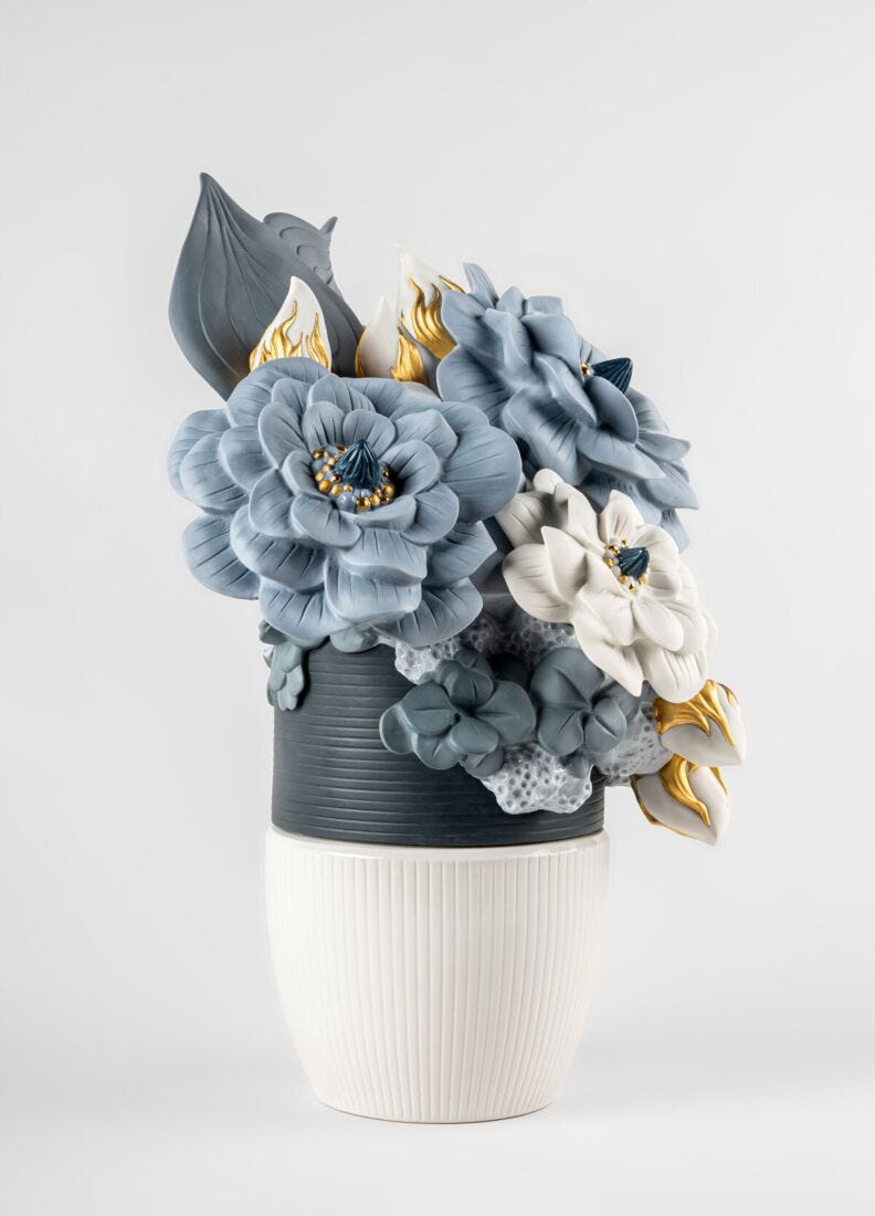 Vase with Flowers. Blue in Lladró