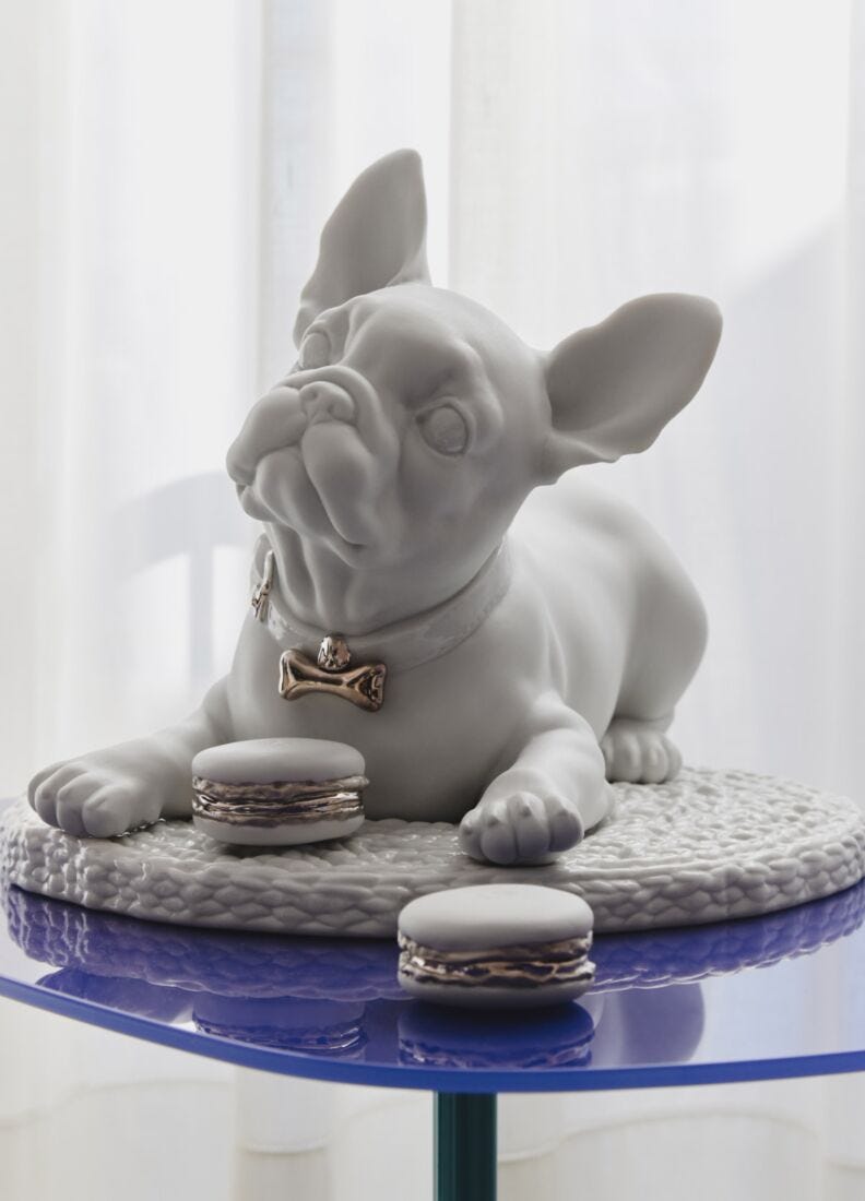 Escultura Bulldog francés con macarons. Re-Deco en Lladró