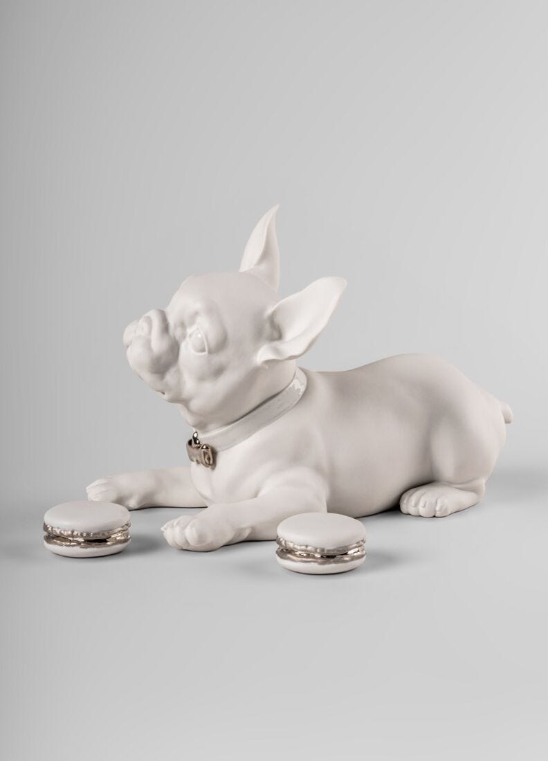 Escultura Bulldog francés con macarons. Re-Deco en Lladró