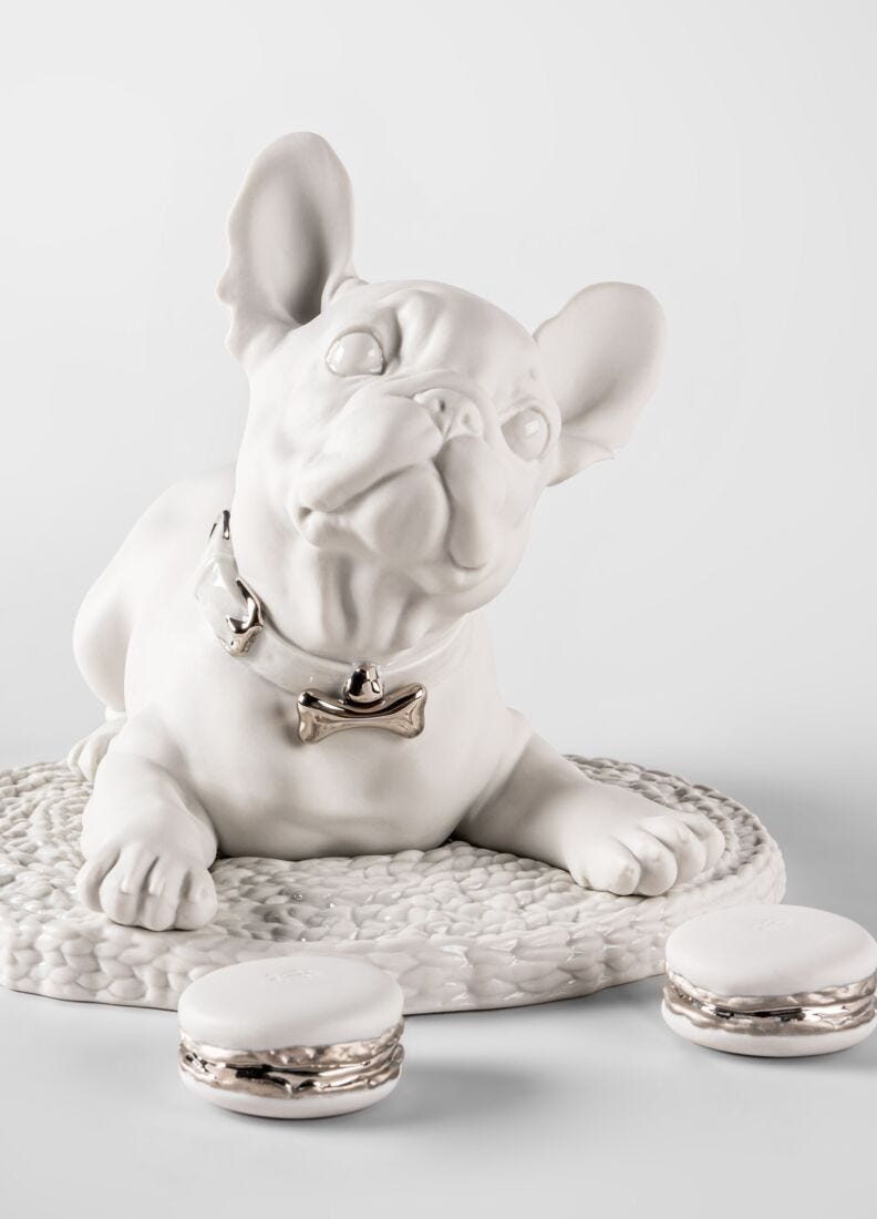 Escultura Bulldog francés con macarons. Re-Deco en Lladró