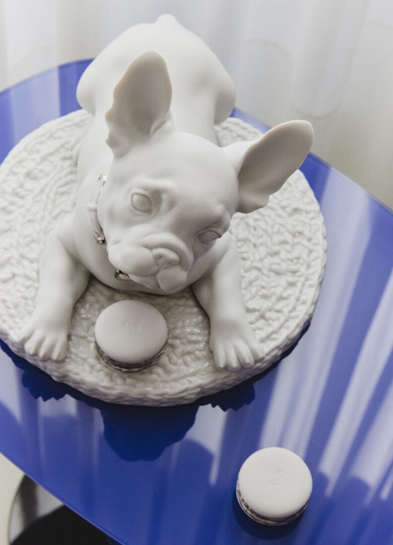 Escultura Bulldog francés con macarons. Re-Deco en Lladró