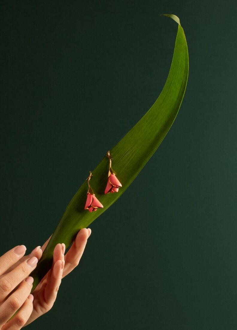 Orecchini corti Heliconia. Corallo in Lladró