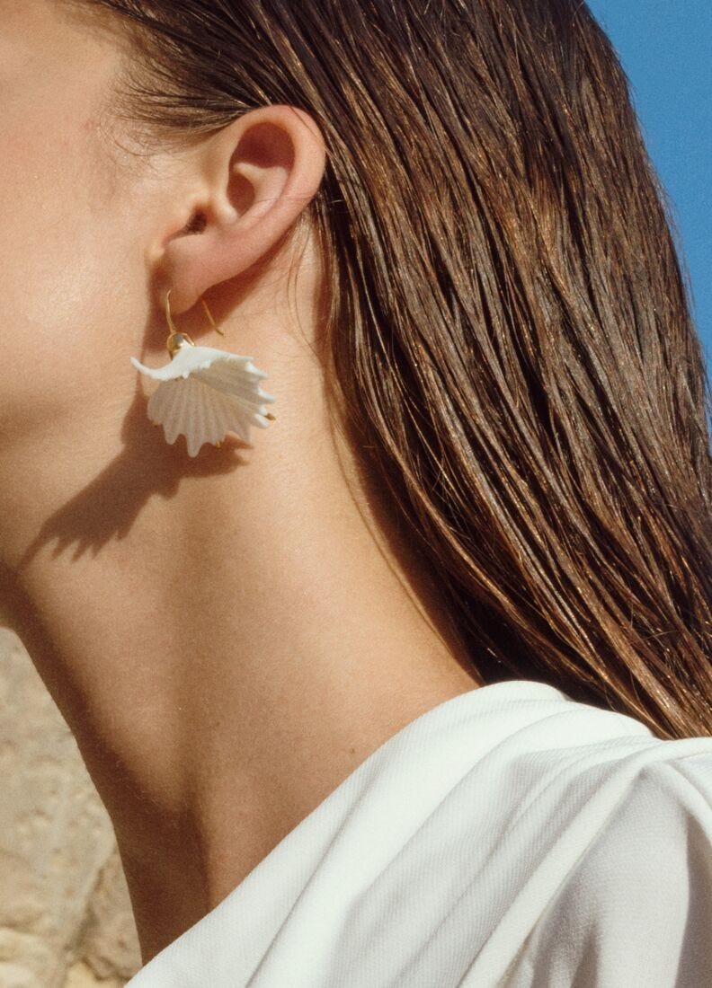 Pendientes cortos Actinia. Blanco y lustre oro, 2 de 2