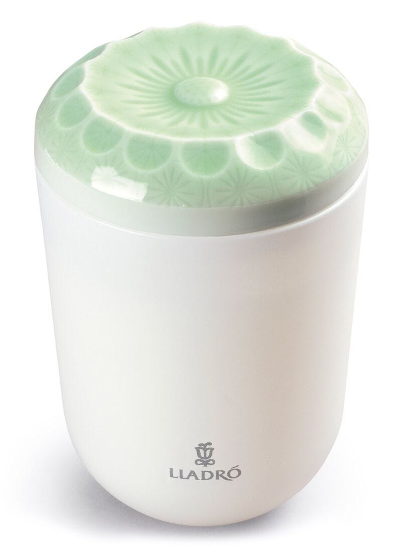 Echoes of Nature Candle. On The Prairie Scent in Lladró