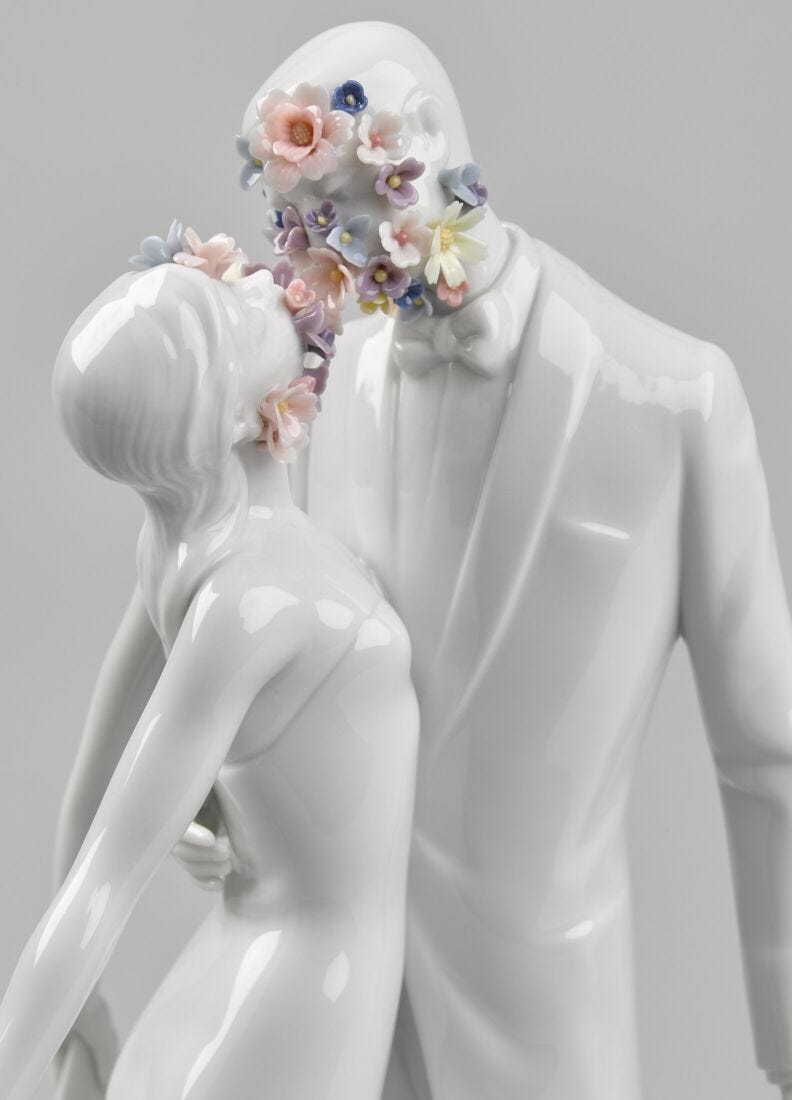 Figura joven pareja Amor I con flores en Lladró