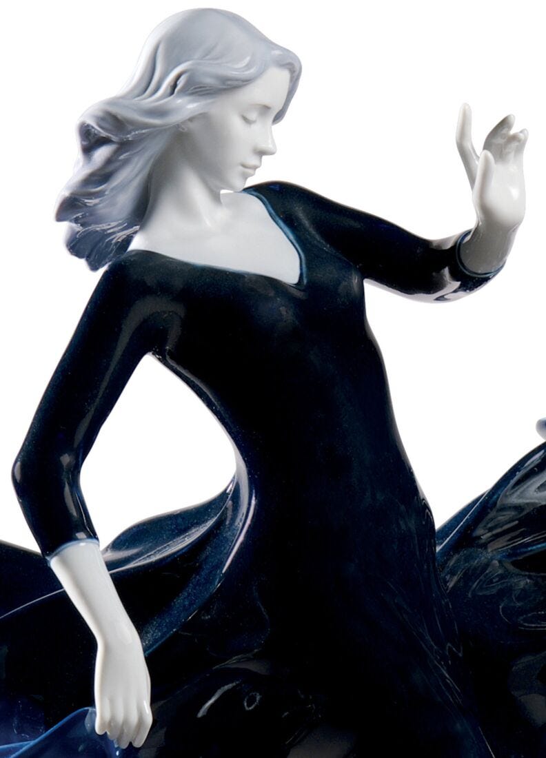 Night Approaches Women Figurine. Limited Edition in Lladró