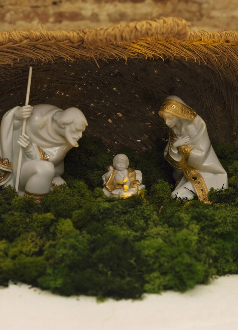 Figura Virgen María en Belén. Lustre oro en Lladró