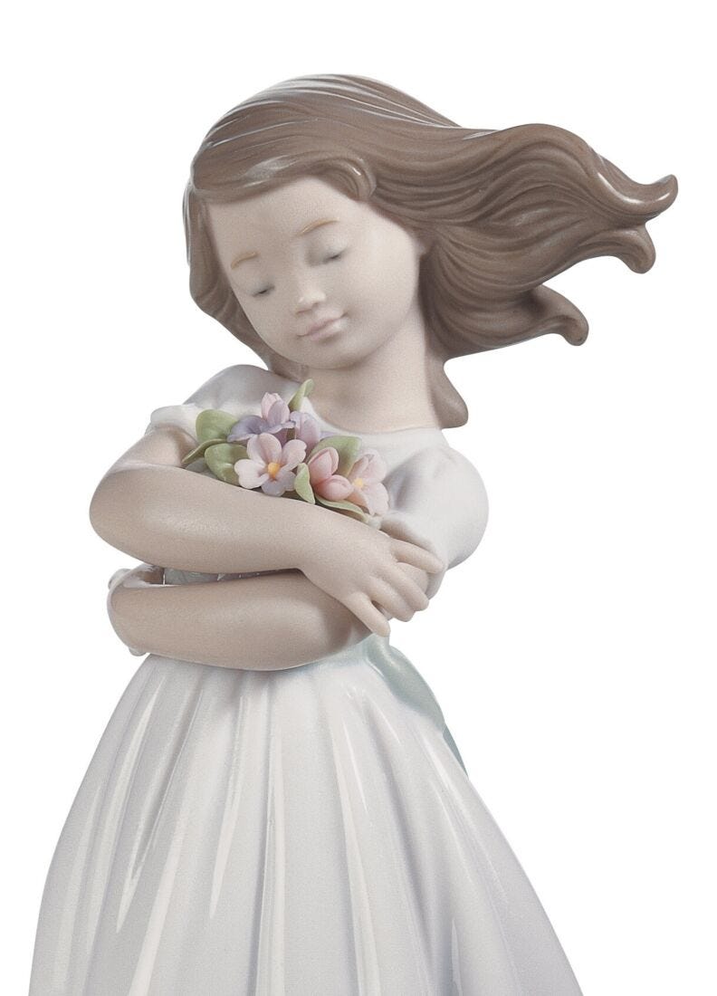 Tender innocence Girl Figurine in Lladró