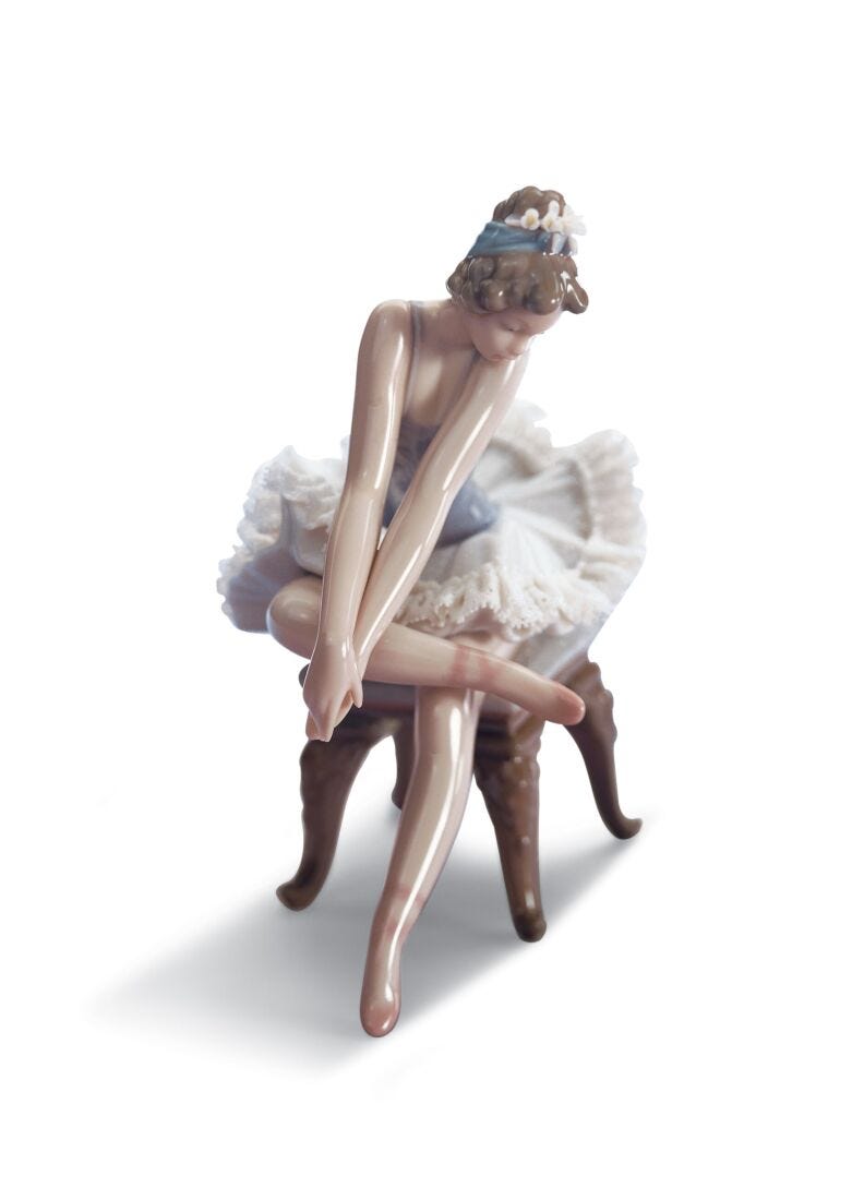 Figura niña Ballet mirando zapatilla en Lladró