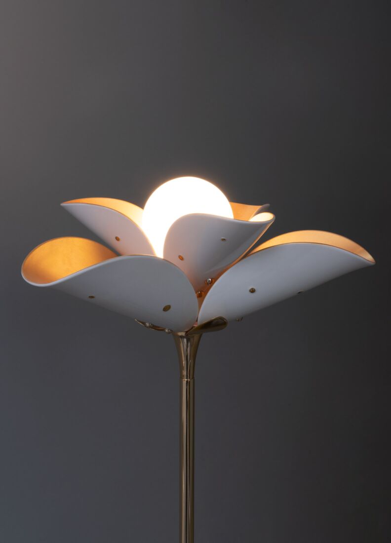 Lámpara de pie Blossom. Blanco y oro. (CE) en Lladró