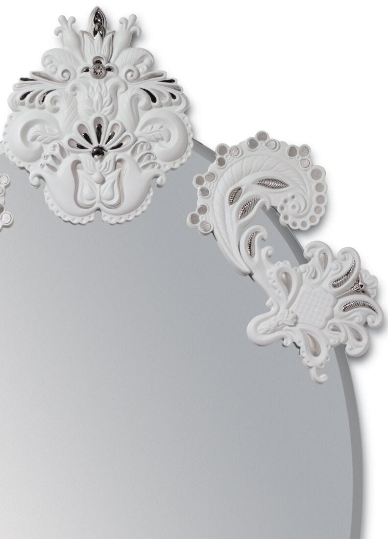 Espejo de pared ovalado sin marco. Lustre plata y blanco. Serie limitada en Lladró