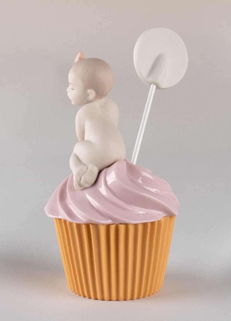 My sweet Cupcake. Girl Figurine. Customizable in Lladró