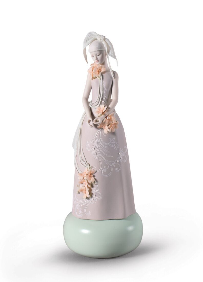 Haute Allure Exclusive Model Woman Figurine. Limited Edition in Lladró
