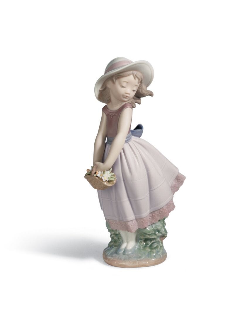 Pretty innocence Girl Figurine in Lladró