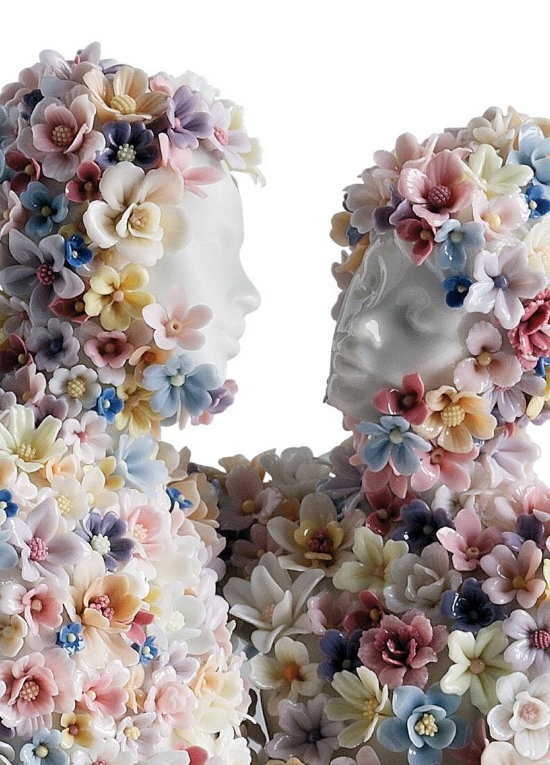 Figura joven pareja Amor III con flores en Lladró
