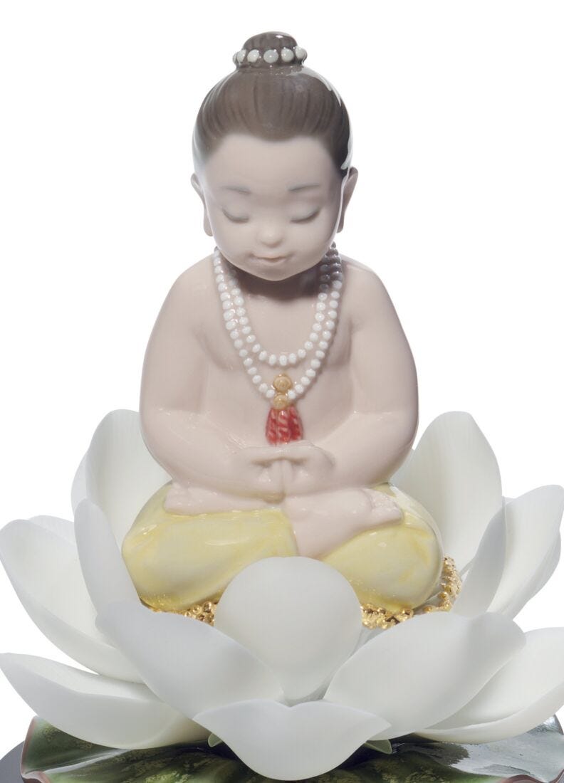 Figura niño Buda sobre loto en Lladró