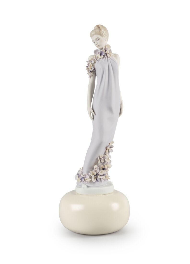 Haute Allure Sophisticated Look Woman Figurine. Limited Edition in Lladró
