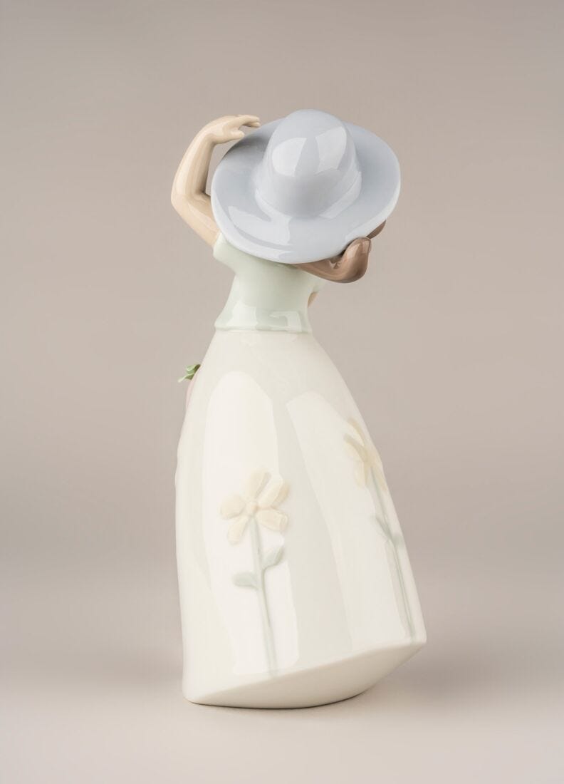 Little Daisy Girl Figurine in Lladró