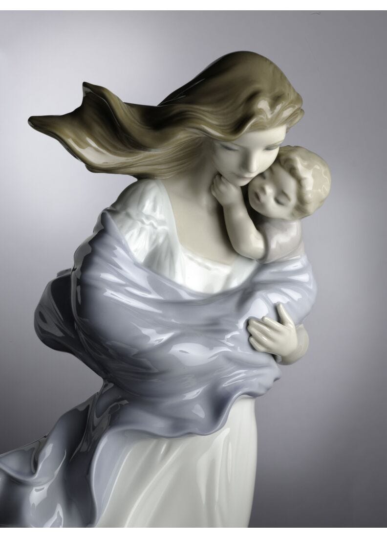 Figura madre Tierno abrazo en Lladró