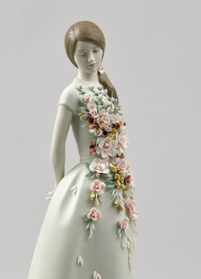 Haute Allure Sweet Elegance Woman Figurine. Limited Edition in Lladró