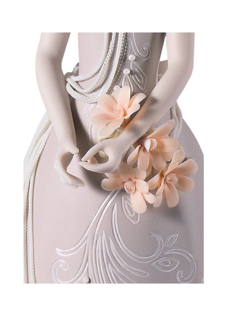 Haute Allure Exclusive Model Woman Figurine. Limited Edition in Lladró