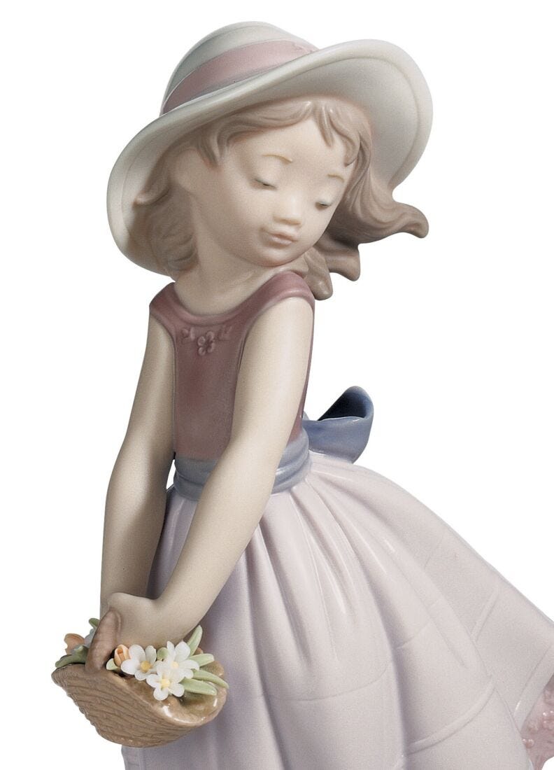 Pretty innocence Girl Figurine in Lladró