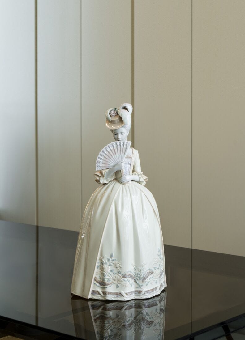 Figurina Donna Baci di porcellana. Beige in Lladró