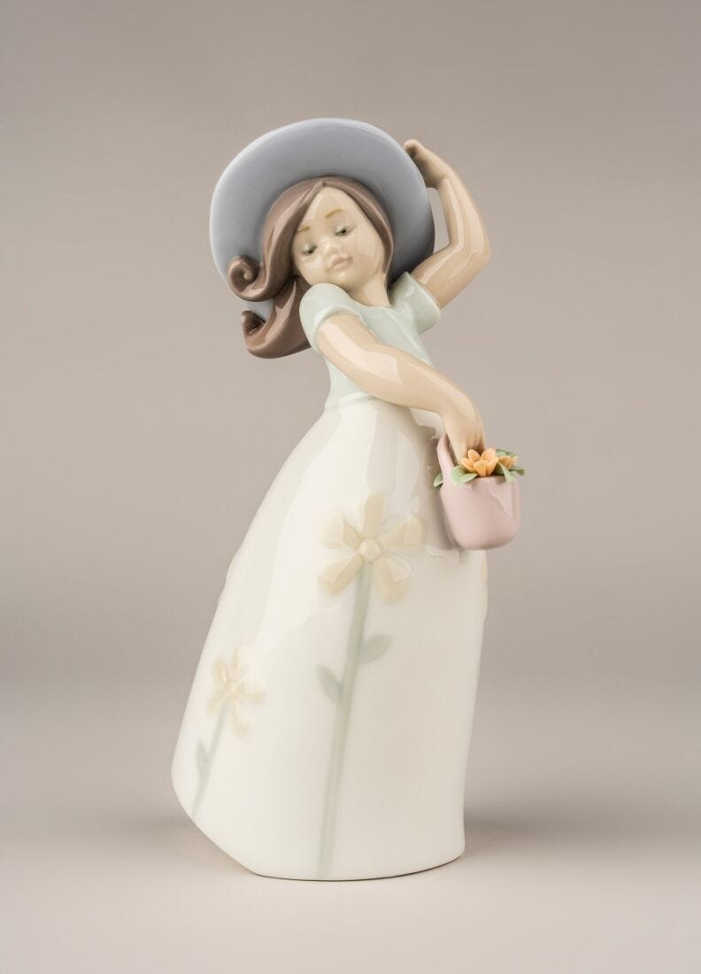 Little Daisy Girl Figurine in Lladró