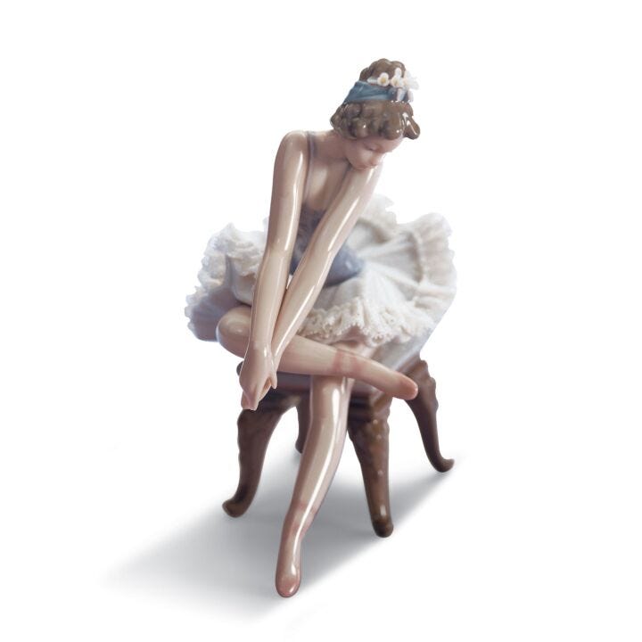 Figura niña Ballet mirando zapatilla en Lladró