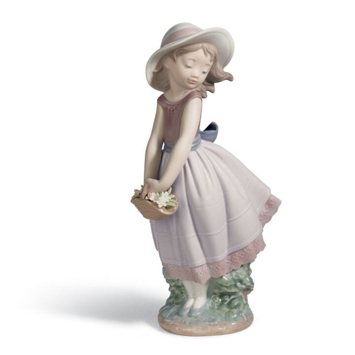 Pretty innocence Girl Figurine in Lladró