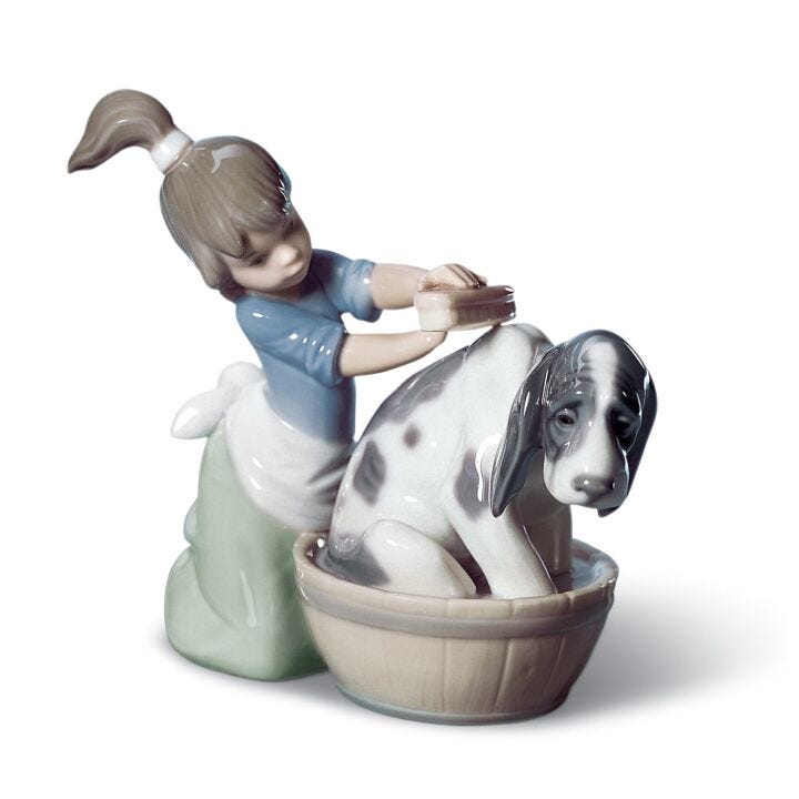 Figura niña Lavando al perro en Lladró