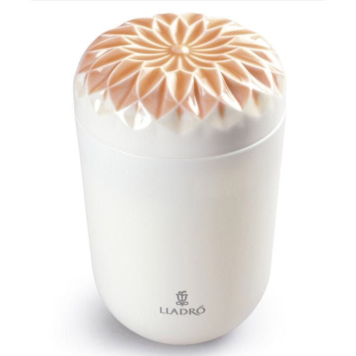 Echoes of Nature Candle. Gardens of Valencia Scent in Lladró