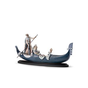 In The Gondola Couple Sculpture. Numbered Edition in Lladró